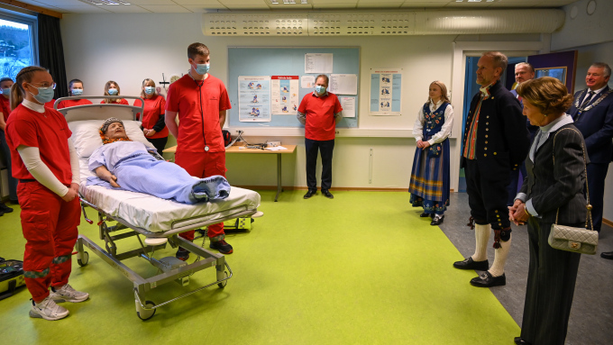 Dronningen besøker klassen for ambulansefag ved Sandnessjøen videregående skole og får en demonstrasjon av elevene Håvard Barlien og Camilla Martinussen. Foto: Sven Gj. Gjeruldsen, Det kongelige hoff
